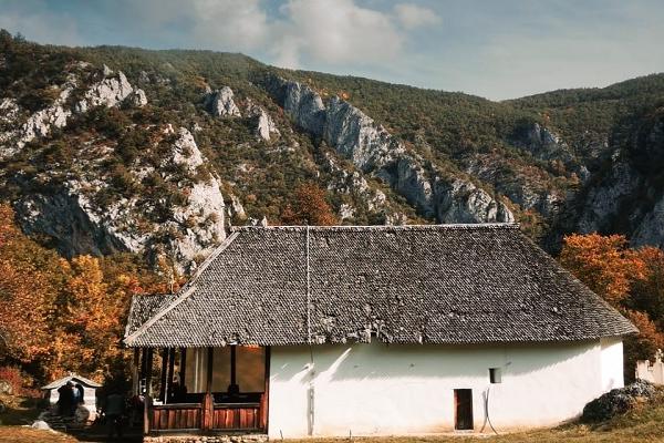 Bjelo Polje (ME), St. Nicholas in Podvrh immersed in nature